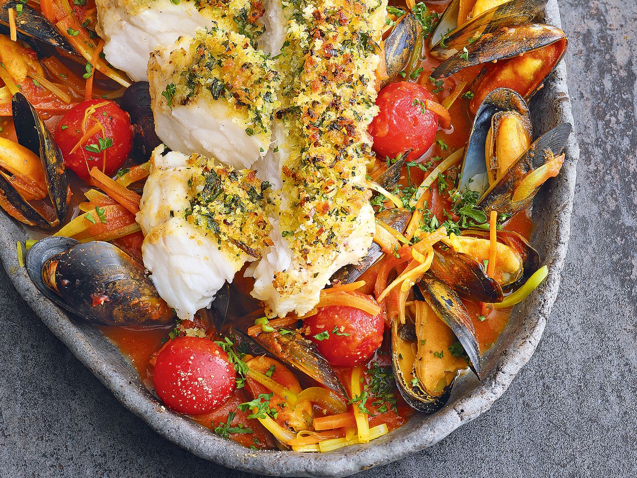 Seeteufel „Bordelaise“ aus dem Ofen mit Muschelragout Seeteufel „Bordelaise“ aus dem Ofen mit Muschelragout